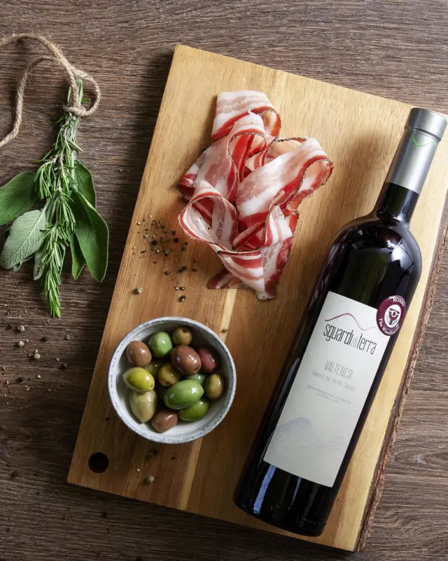 🍷 Il nostro rosso dai profumi fruttati e floreali, con note speziate in sottofondo. Semplice al palato nella sua grande eleganza.

#sguardiditerra #agricolturasostenibile #aziendaagricolabiologica #valtenesi